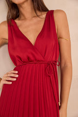 FEATHER RED SLEEVELESS PLEATED DRESS