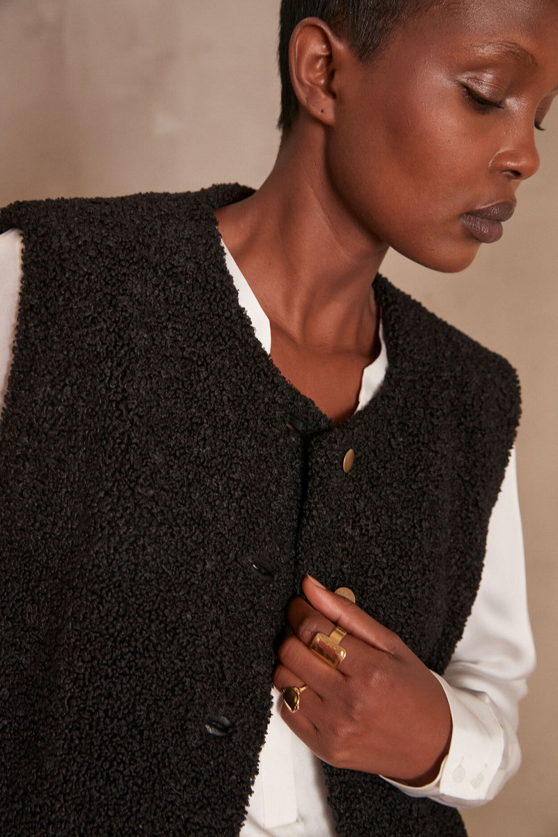 BROOKLYN BLACK SLEEVELESS JACKET