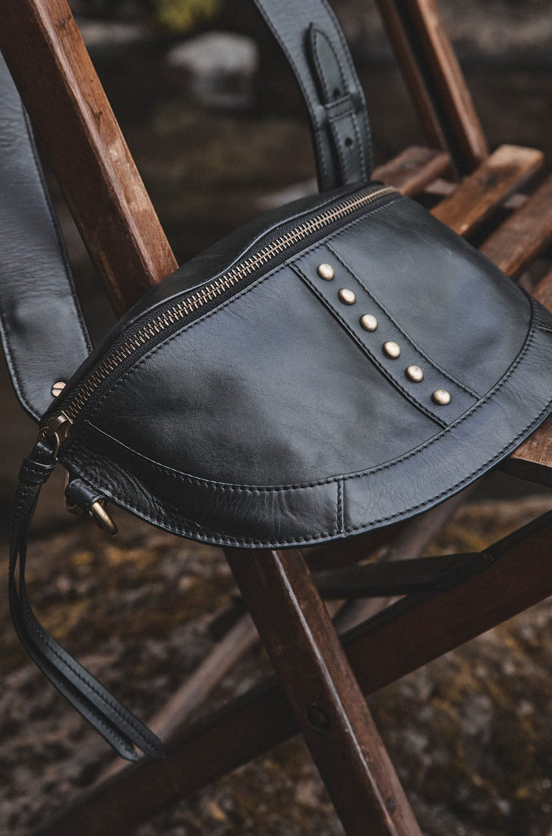 GHOST BLACK LEATHER BANANA BAG