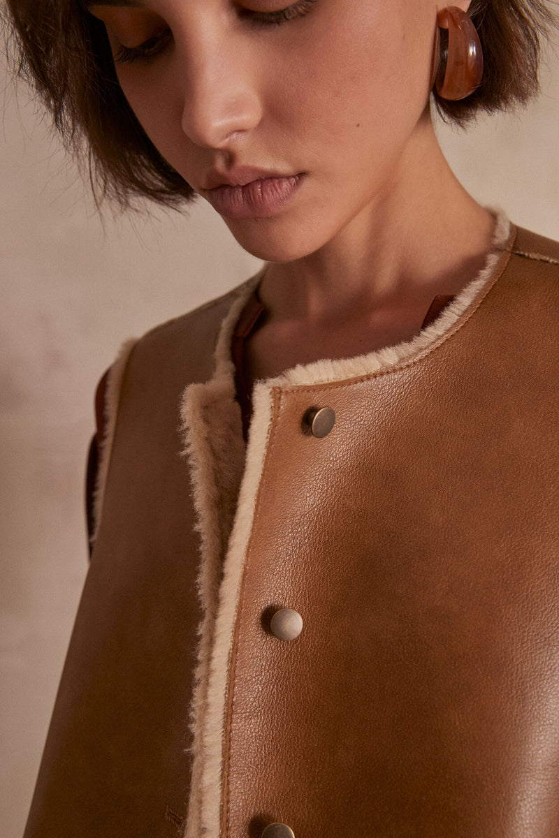 BROOKLYN CAMEL SLEEVELESS JACKET