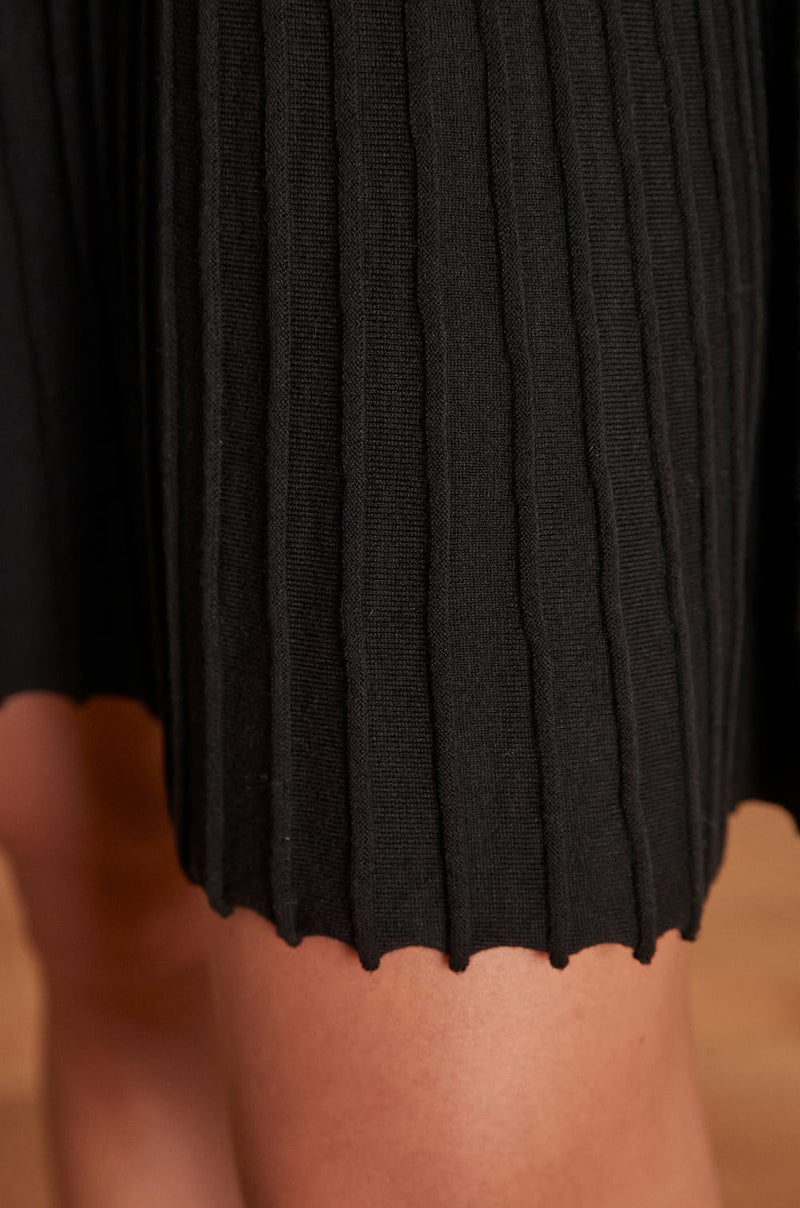 ELISA BLACK PLEATED SKIRT