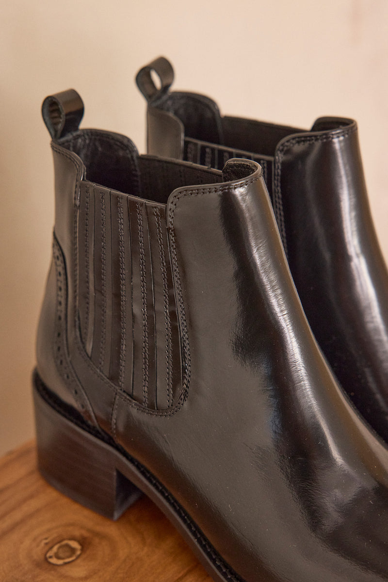VINNY BLACK LEATHER CHELSEA BOOTS