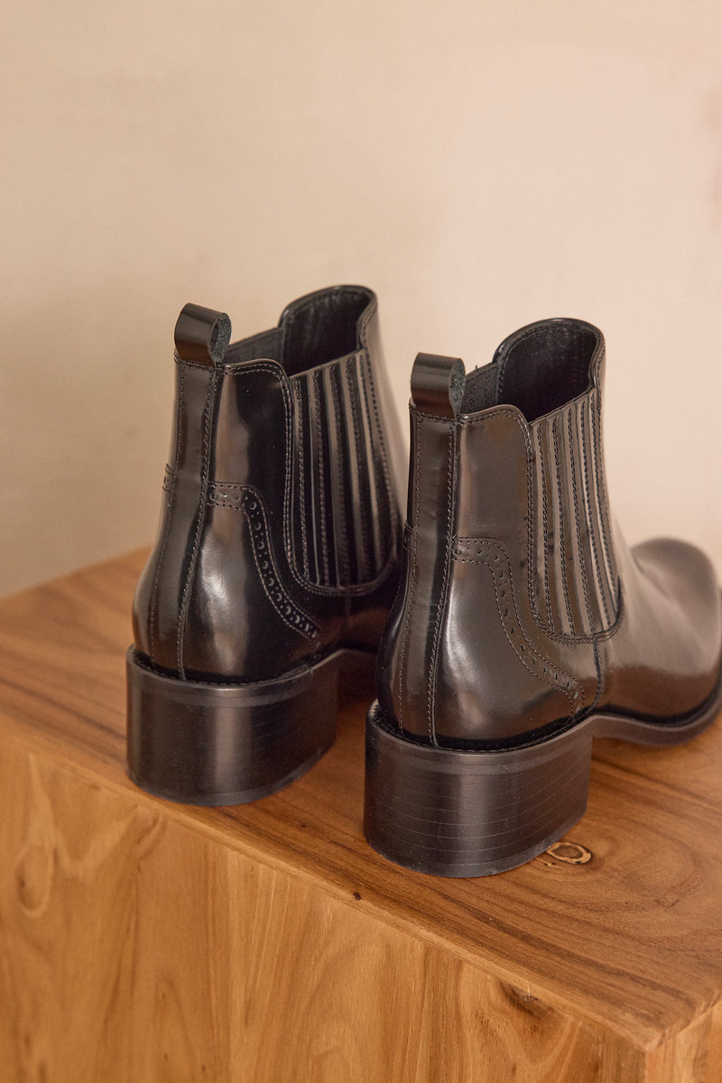VINNY BLACK LEATHER CHELSEA BOOTS