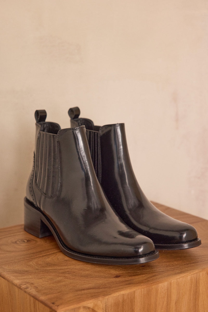 VINNY BLACK LEATHER CHELSEA BOOTS