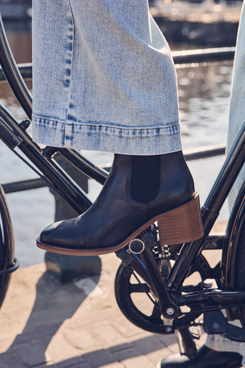 VALENTINA BLACK LEATHER BOOTS