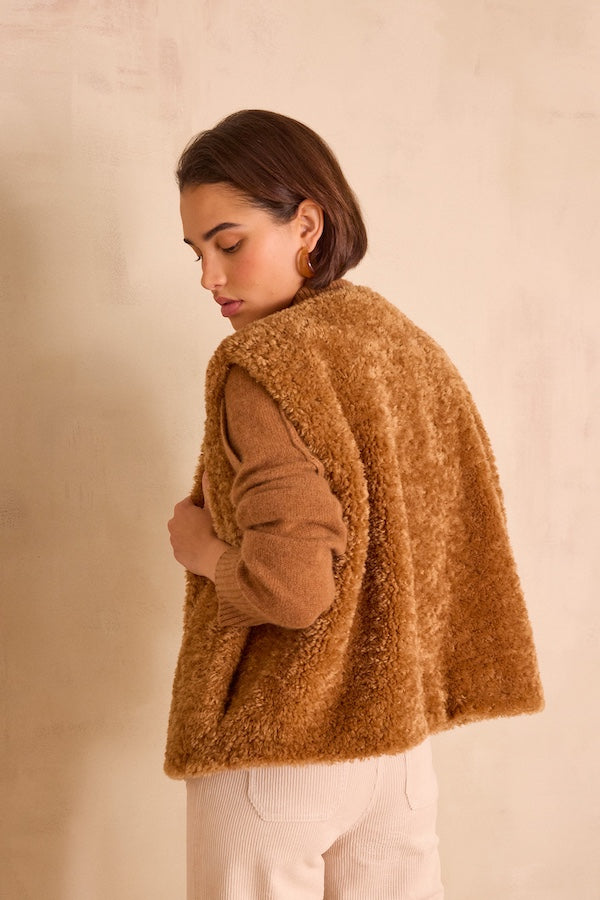 BROOKLYN LIGHT CAMEL FAUX FUR SLEEVELESS JACKET